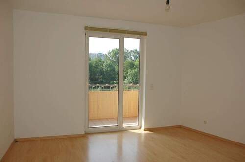 Wohnzimmer mit Balkon - Etagenwohnung mit 85,40 m&sup2; in Frankfurt (Oder) zur Miete