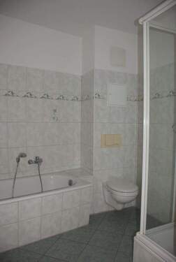 Bad mit Badewanne + Dusche - 