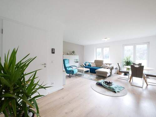 Wohnzimmer - KfW40 QNG - Moderne Erdgeschosswohnung mit Garten barrierefrei, energieeffizient und komfortabel