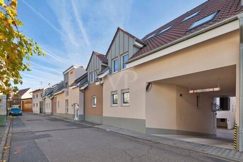 Vorderansicht mit Hofeinfahrt - Etagenwohnung mit 63,60 m&sup2; in Saulheim zum Kaufen