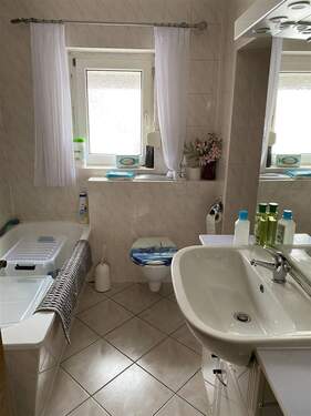 Tageslichtbad mit Wanne + Dusche - 