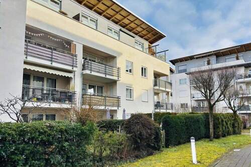 Hausansicht - Helle 3 ½-Zimmer-Wohnung mit Süd-Balkon und TG-Stellplatz in Stuttgart-Bad Cannstatt