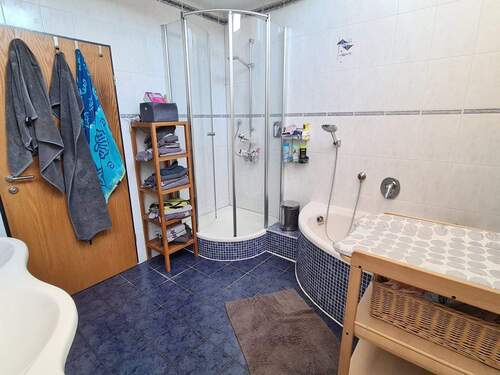 Tageslichtbad mit Wanne und Dusche - 