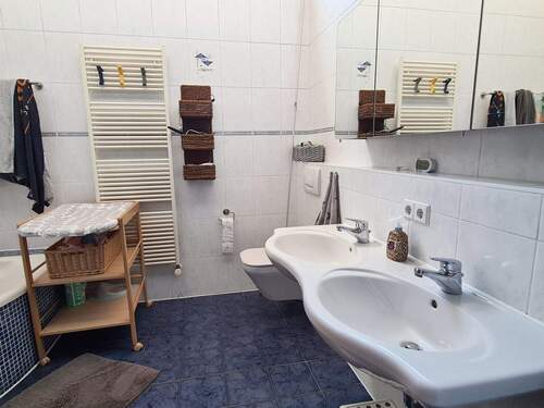 Tageslichtbad mit Wanne und Dusche - 