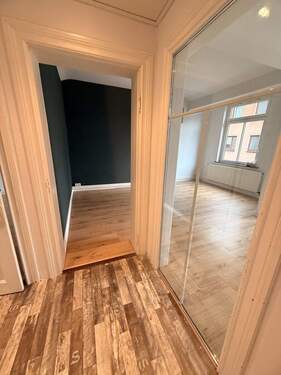 Flur Blickrichtung Wohnzimmer - 