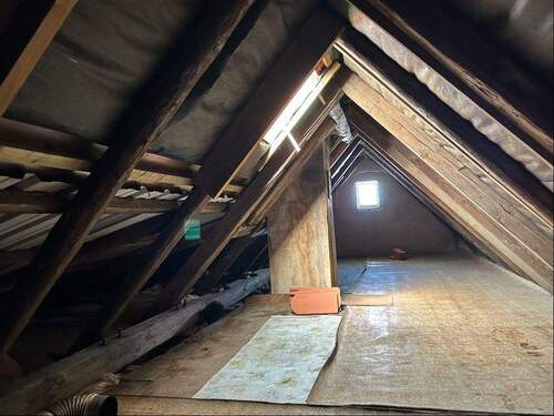 Dachspitze und Kamin - 