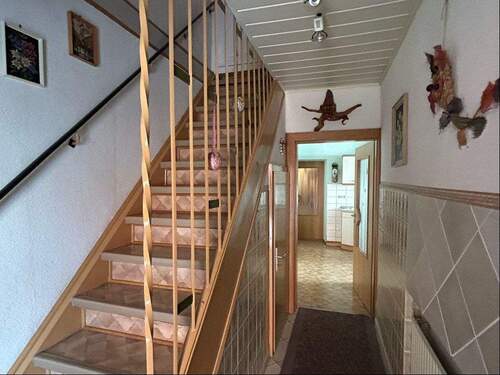 Diele mit Treppe ins OG - 