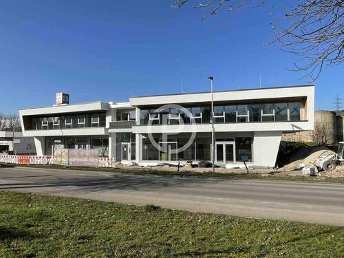 Strassenansicht Süd-Ost Aussen - Gewerbe Neubau Objekt in Weinstadt-Endersbach. Großzügige Bürofläche im OG mit Stellplätze.