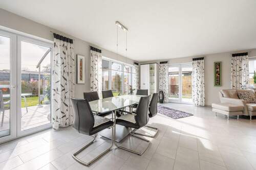 Wohnzimmer - 5 Zimmer Einfamilienhaus zum Kaufen in Mühldorf