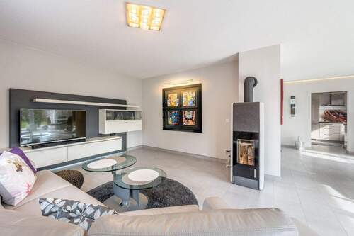 Wohnzimmer - 5 Zimmer Einfamilienhaus in Mühldorf