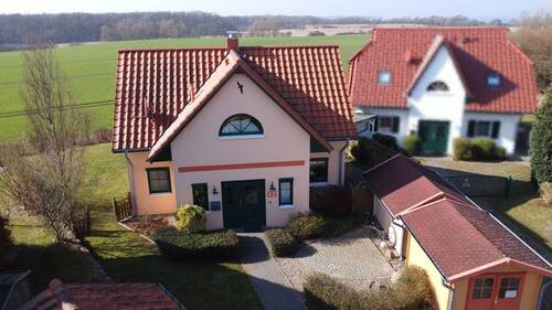 Hausansicht oben vorne - 3 Zimmer Mehrfamilienhaus, Wohnhaus zum Kaufen in Dassow