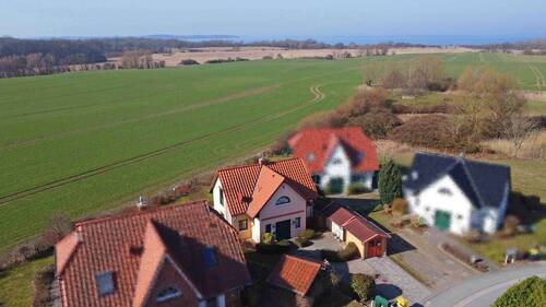 Hausansicht von oben mit Meer - 3 Zimmer Mehrfamilienhaus, Wohnhaus in Dassow