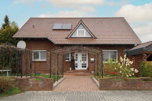 Außenansicht - Attraktives Einfamilienhaus mit Einliegerwohnung und schönem Garten