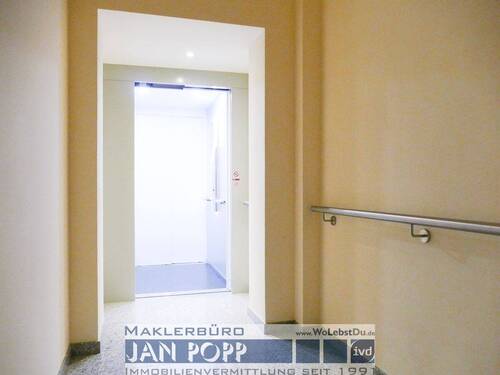 Lift-Ankuft auf Etage - 