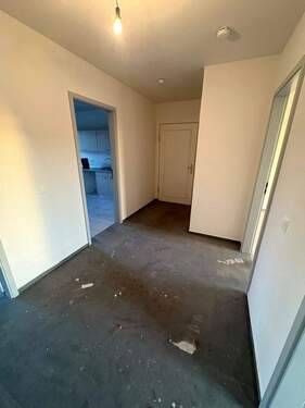 Flur mit einer Kammer - 3 Zimmer Terrassenwohnung in Berlin