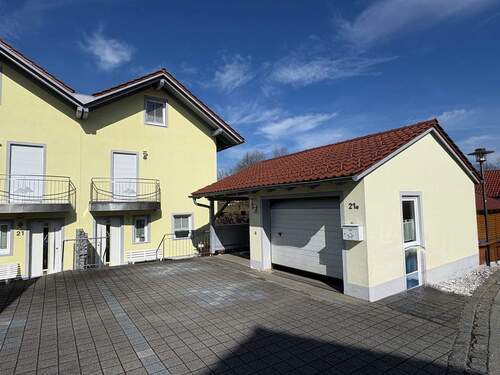 Stellplatz und Garage - 6 Zimmer Doppelhaushälfte in Schöllnach