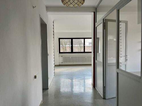 Blick vom Flur ins Wohnzimmer - Mieter mit handwerklichem Geschick gesucht