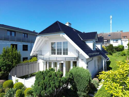 Vorderansicht - Licht, Platz und Freiheit: Ihr neues Zuhause mit Weitblick in Lohfelden!
