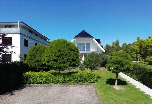 Vorderansicht mit Stellplätzen - 8 Zimmer Mehrfamilienhaus, Wohnhaus in Lohfelden