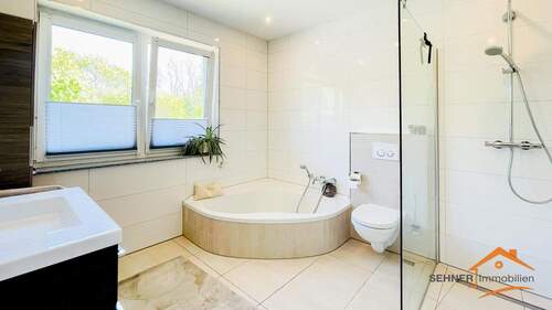 Wohnung im gleichen Haus, sehr ähnl. Ausstattung - 