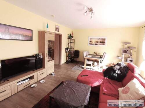 Helles Wohnzimmer mit Zugang zur Terrasse - 