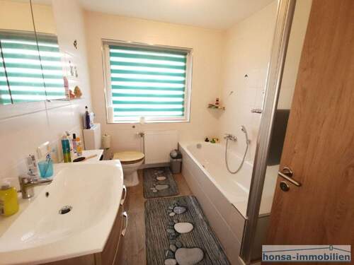 Bad mit Badewanne und Dusche - 