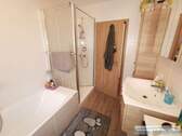 Bad mit Badewanne und Dusche - 