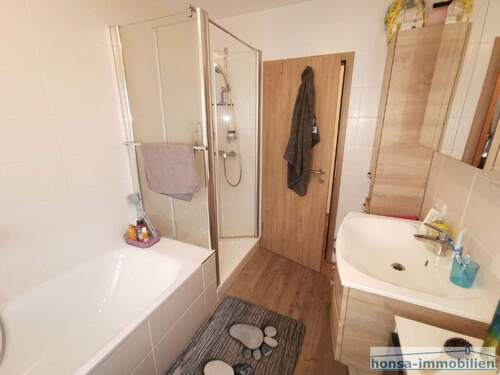 Bad mit Badewanne und Dusche - 