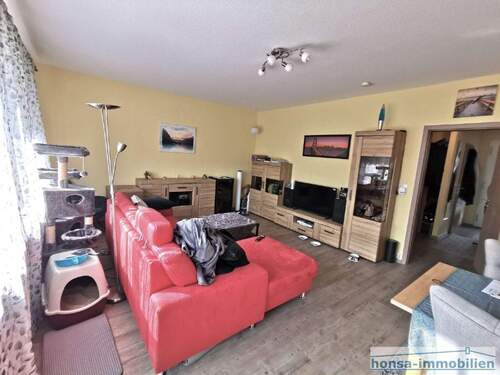 Helles Wohnzimmer mit Zugang zur Terrasse - 