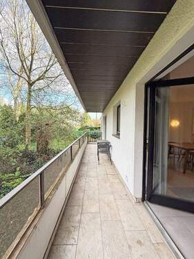 Großer Balkon mit Blick in den grünen Innenhof - Idyllisch gelegene 2-Zimmer-Wohnung mit großem Balkon im begehrten Oberkassel
