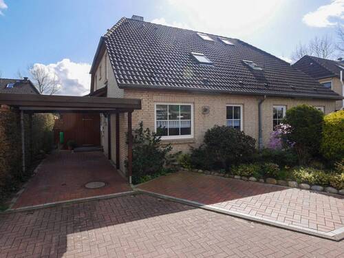 Vordere Hausansicht - Gepflegte Doppelhaushälfte mit Garten