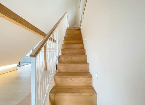 Treppenaufgang zur Galerie - 