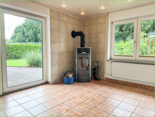 Wohnbereich mit Kaminofen - 6 Zimmer Einfamilienhaus in Kating