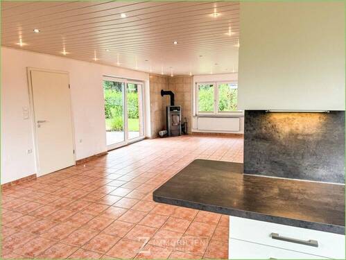 Wohnküche mit Blick zum Wohnbereich - Einfamilienhaus mit 181,00 m² in Kating zum Kaufen