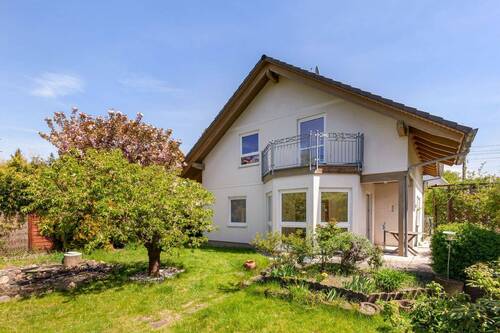 Hausansicht vom Garten - Ihr grünes Zuhause am Berliner Stadtrand - mit Pool, Garten und viel Platz für die Familie