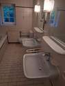 Bad mit Dusche und Badewanne - 