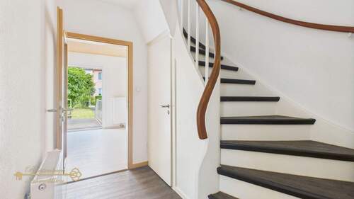 Flur / Treppe zum OG - 