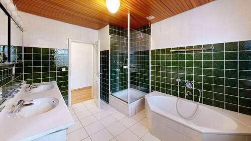 Badezimmer mit Dusche und Badewanne - 