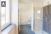 Bad mit Wanne und Dusche - 