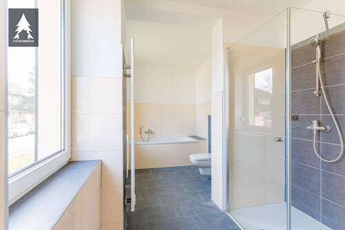 Bad mit Wanne und Dusche - 