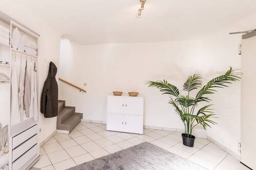 Eingangsbereich mit Zugang zur Garage - 