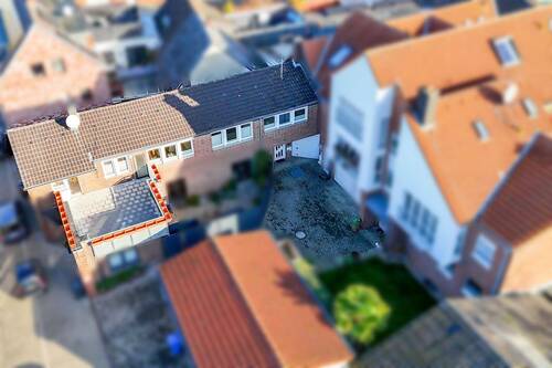 Luftaufnahme mit großer Terrasse - 