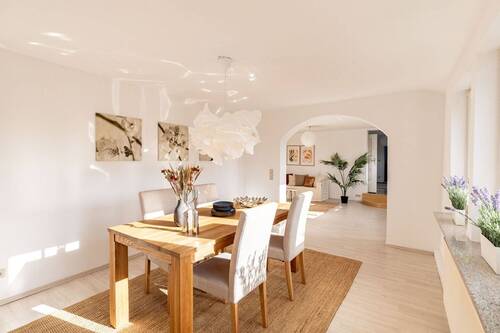 Esszimmer und Wohnzimmer - 5 Zimmer Etagenwohnung zum Kaufen in Neuss