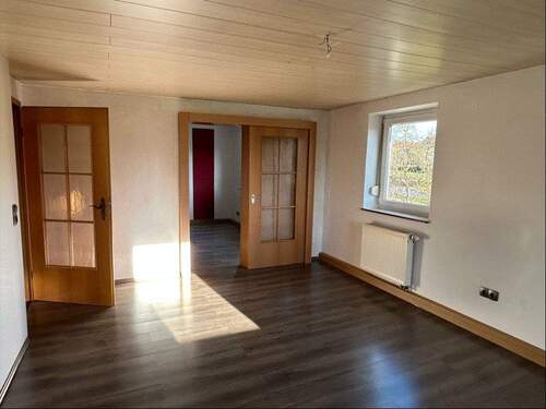 Wohnzimmer mit Durchgang ins Esszimmer - 