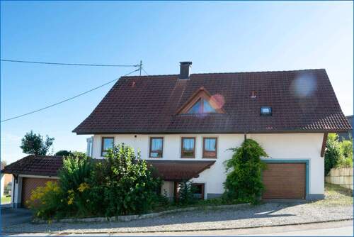 Titelbild - Attraktives Generationshaus mit zwei großen Garagen und schöner Fernsicht, in ruhiger Ortsrandlage!