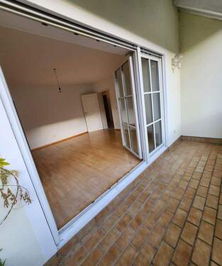 Wohnzimmer mit Balkon - 