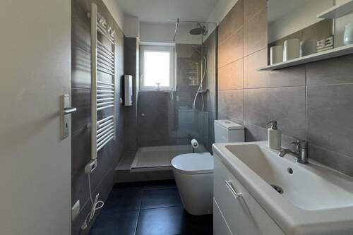 24409031_2-Badezimmer.jpg - Etagenwohnung mit 50,00 m&sup2; in Brodersby zum Kaufen