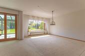 Großes Wohn-Esszimmer mit Zugang zum Wintergarten - 