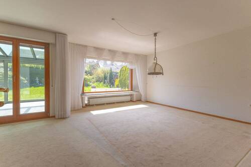 Großes Wohn-Esszimmer mit Zugang zum Wintergarten - 