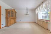 Großes Wohn-Esszimmer mit Zugang zum Wintergarten - 